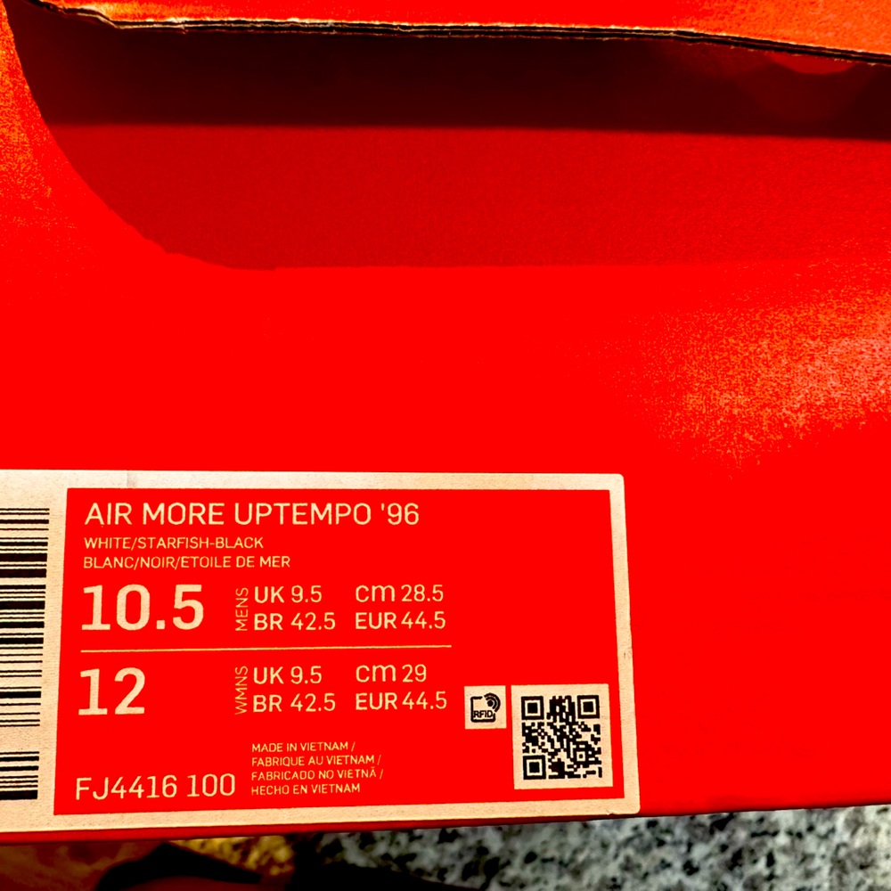These are a pair of Nike Air More Uptempos! D/S with Original box! Fresh AF! 💯